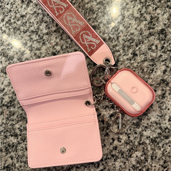 Keychain Set (AirPods Pros Not Included) - Picture 4 of 5